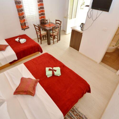 1 queen bed, 1 sofa bed