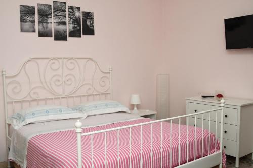 1 queen bed, 1 twin bed