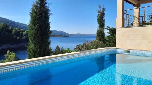 Vila Hera Korčula, Special one, pool, right on the sea,parking, 8 people - Location, gîte - Čara