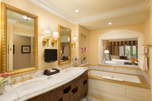 2 queen beds