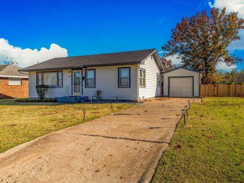 Pet Friendly - 5Min Downtown - Backyard & Firepit in Bartlesville, USA