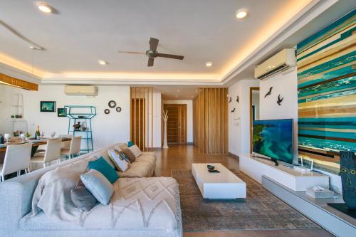 Luxury Penthouse with Jacuzzi, 2 min to Beach