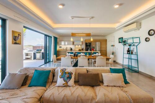 Luxury Penthouse with Jacuzzi, 2 min to Beach