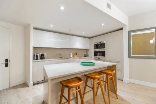 Condo w Sea View and Relaxing Facilities! in Hollywood, USA