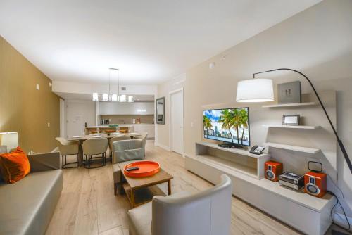 Condo w Sea View and Relaxing Facilities! in Hollywood, USA