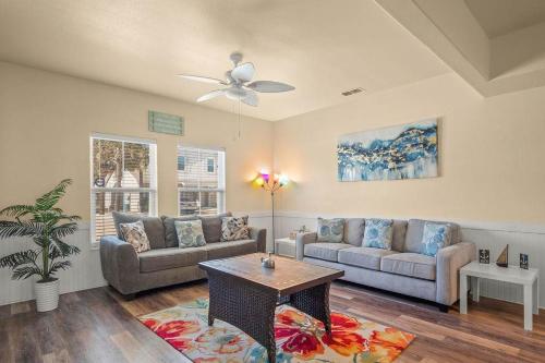 Walk to Beach Shared Pool & Grill Dog Friendly in Padre Island, USA