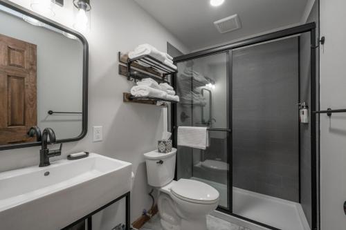 Cove Creek Lodge 202 Poolside Double Queen Room in Oakland, USA