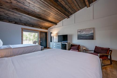 Cove Creek Lodge 202 Poolside Double Queen Room in Oakland, USA