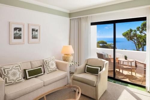 Grand Deluxe Twin Room with Balcony and Ocean View image 5