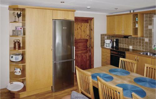 virtuve, 3 Bedroom Lovely Home In Gallstad in Holmared