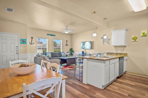 3 Br Padre Isl Retreat Min to Beach Dog Friendly