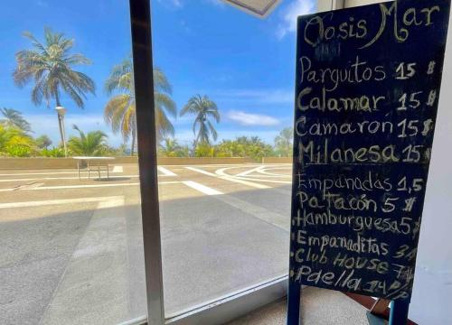Restaurant, Apartamento con acceso directo a la playa, piscina y restaurant in Caraballeda