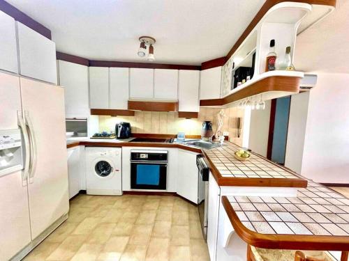 Kitchen, Apartamento con acceso directo a la playa, piscina y restaurant in Caraballeda