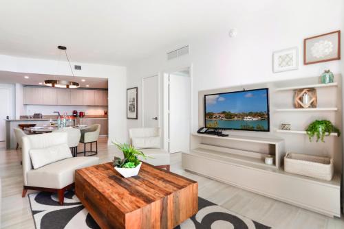 Exclusive Condo with Ocean Sounds Every Morning! in Hollywood, USA