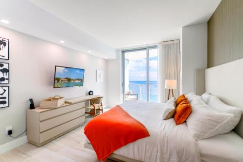 Exclusive Condo with Ocean Sounds Every Morning! in Hollywood, USA