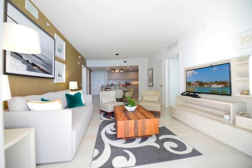 Exclusive Condo with Ocean Sounds Every Morning! in Hollywood, USA