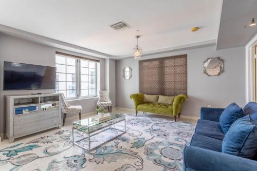 Luxury Large 1BR at The Carlyle SoBe Sleeps 4 in Miami Beach, USA