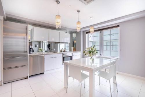 Luxury Large 1BR at The Carlyle SoBe Sleeps 4 in Miami Beach, USA