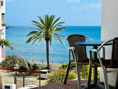 Los Cristianos Must-See Beachfront Apartment, Stunning Views in Tenerife, Tenerife
