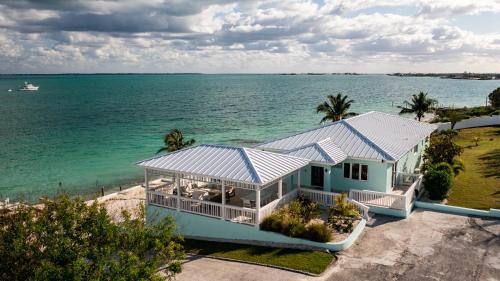 Private Oceanfront, beach, dock and Hottub - The Perky Pelican