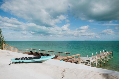 Private Oceanfront, beach, dock and Hottub - The Perky Pelican