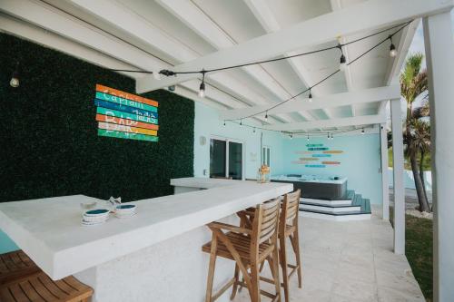 Pub/Lounge, Private Oceanfront, beach, dock and Hottub - The Perky Pelican in Marsh Harbour