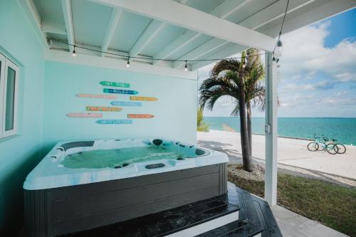 Pezsgőfürdő, Private Oceanfront, beach, dock and Hottub - The Perky Pelican in Marsh Harbour