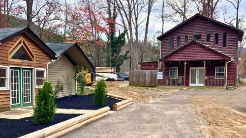 Shady Woods 4 Bedroom Walk to Downtown Hottub in Gatlinburg, USA