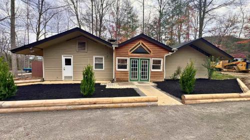 Shady Woods 4 Bedroom Walk to Downtown Hottub in Gatlinburg, USA