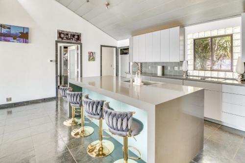 3 Mi to Beach: Home w/ Pool & Spa in Malibu!, Малибу (фото 7)