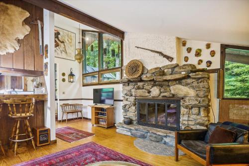 Perfect secluded 3 bedroom cozy getaway home Hawk Landing in Pittsfield, USA