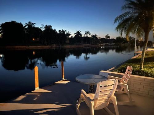Hidden Secret Waterfront Retreat in เคปคอรัล (FL)