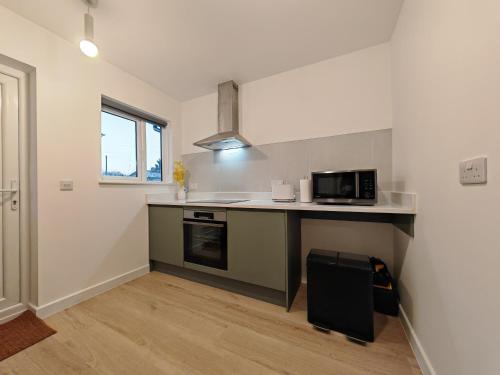 مطبخ, 2 Bedroom Cotswold Bungalow in كاستل كومبي