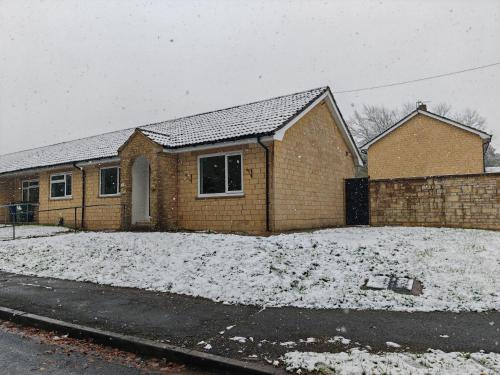 المنظر الخارجي, 2 Bedroom Cotswold Bungalow in كاستل كومبي