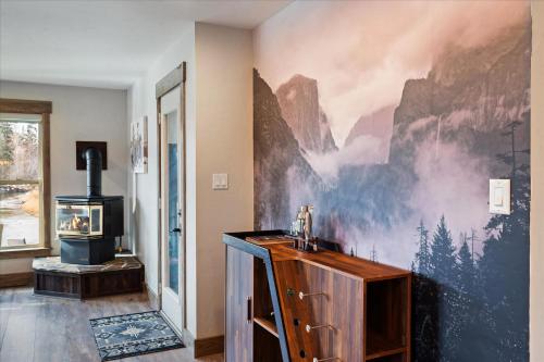 River's Edge Riverfront with Hot Tub Sauna & Game Room