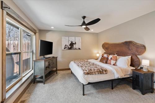 River's Edge Riverfront with Hot Tub Sauna & Game Room