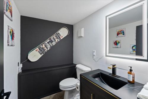 River's Edge Riverfront with Hot Tub Sauna & Game Room