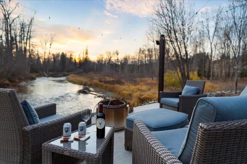 River's Edge Riverfront with Hot Tub Sauna & Game Room