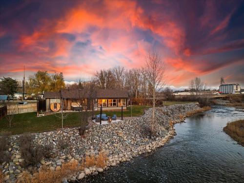 River's Edge Riverfront with Hot Tub Sauna & Game Room