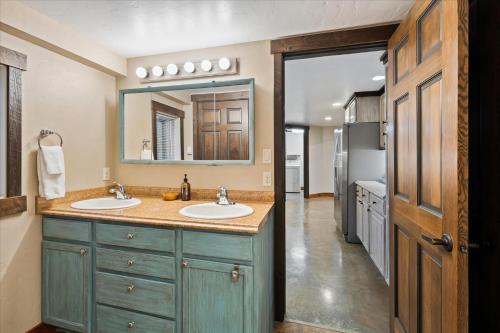 River's Edge Riverfront with Hot Tub Sauna & Game Room