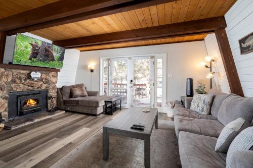 Fireplace, King Bed, Hottub,firepit The Jameson in Sugarloaf, USA