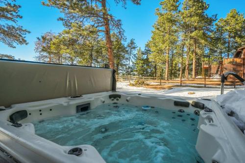 Altitude Oasis Pikes Peak Views Hot Tub & BBQ in Woodland Park, USA