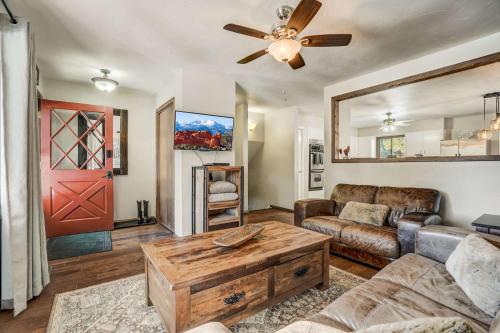 Altitude Oasis Pikes Peak Views Hot Tub & BBQ in Woodland Park, USA