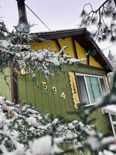 Romantic & Cozy Wjacuzzi"the Little Green Cabin in Sugarloaf, USA