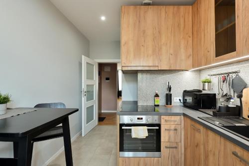 Konyha, Families & Groups - 4 Bedrooms - Spacious 110m2 - Perfect Location in Grinzinkalns (történelmi dolgozók negyede)