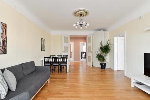 Luxury 110m2 3-Bedroom Apartment for 9 with Bathtub - Čaka Street Central, Riga (fotografie 3)