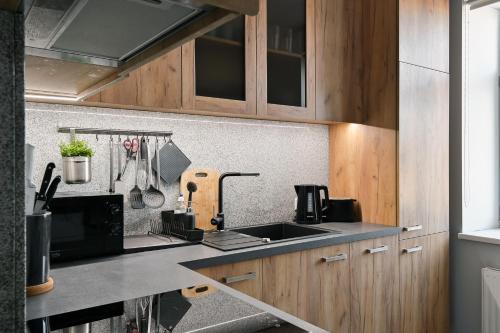 Konyha, Families & Groups - 4 Bedrooms - Spacious 110m2 - Perfect Location in Grinzinkalns (történelmi dolgozók negyede)