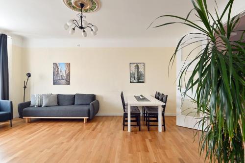 Luxury 110m2 3-Bedroom Apartment for 9 with Bathtub - Čaka Street Central, Riga (fotografie 4)