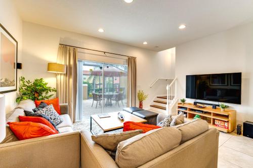 4 Mi to Disney World Townhome with Hot Tub and Lanai! in Kissimmee, USA