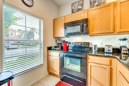 4 Mi to Disney World Townhome with Hot Tub and Lanai! in Kissimmee, USA